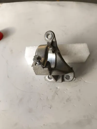 Suporte de rolamento suspenso do semieixo dianteiro Renault Kangoo referência 397744935R