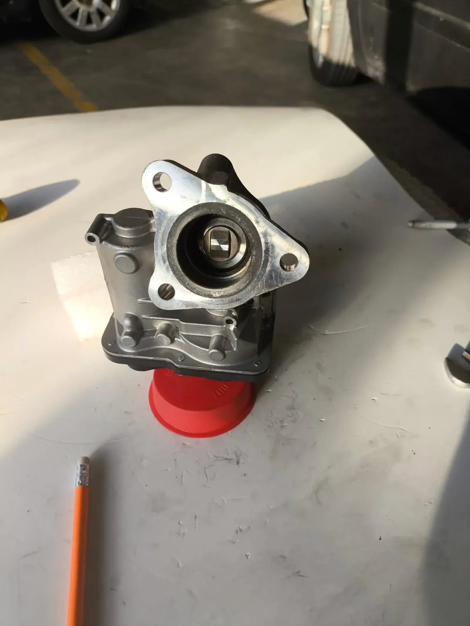 Válvula EGR Renault Kangoo referência 147102557R