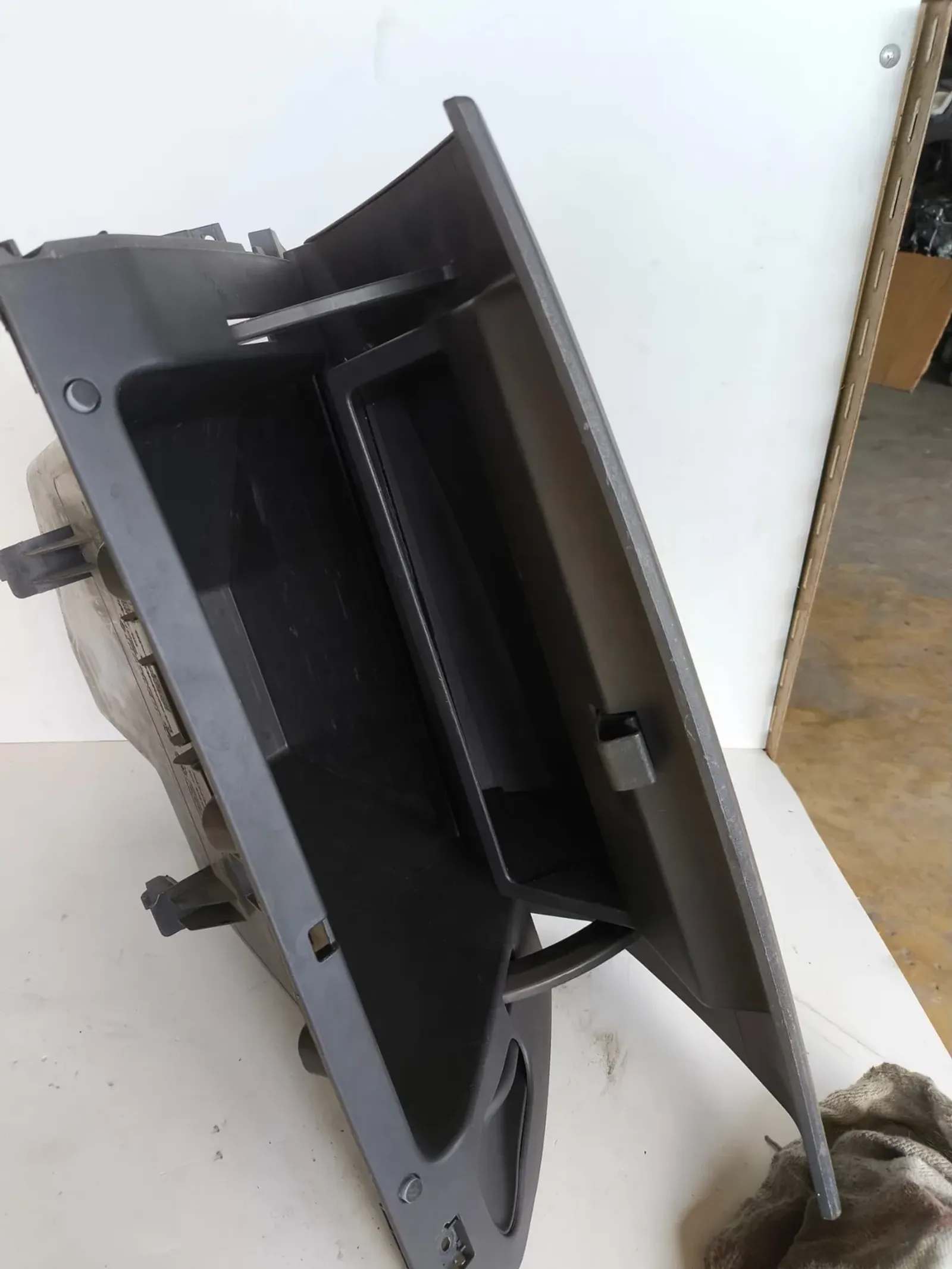 Porta-luvas Renault Megane II referência 8200502518